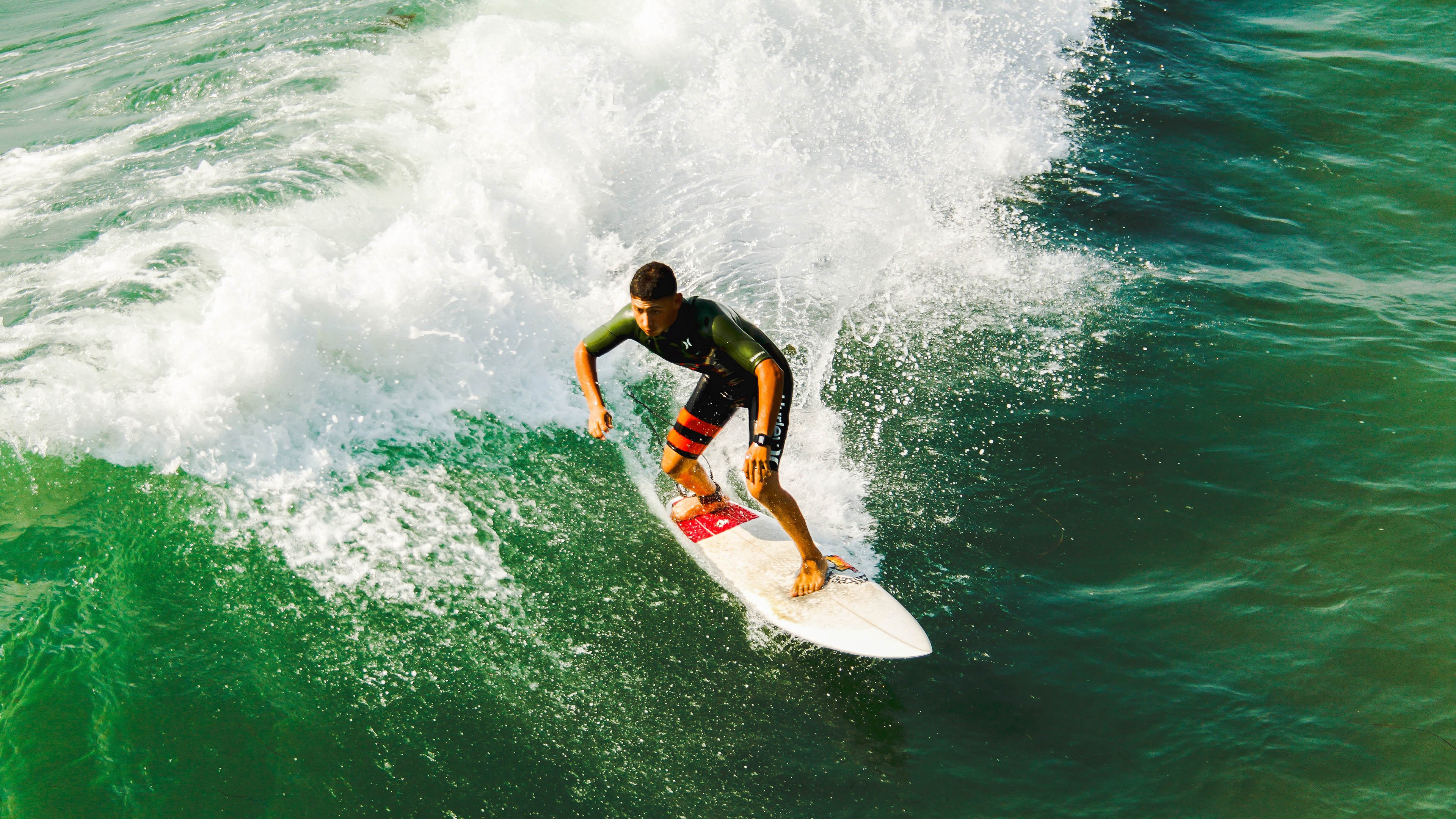 比赛中快速回防展现战术训练成果有效阻断对方进攻线路