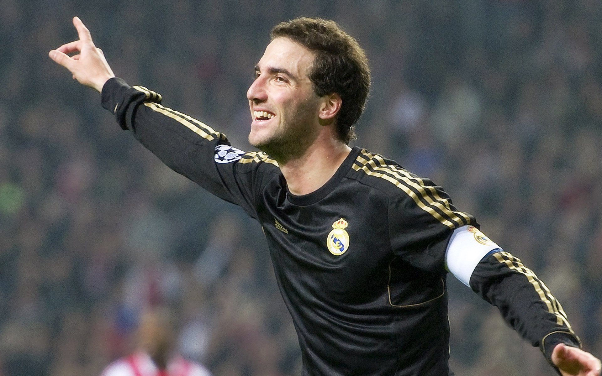 主裁判判罚尺度公开透明化,减少争议判决,主裁判可以罚下边裁吗